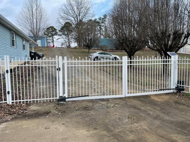 Soddy-Daisy, TN - A little Saturday weekend job of installing a custom white ornamental gate with powered swing arms in Soddy-Daisy. This style is the alternating speartop. Our crew did a great job and wrapped up nicely before the rain. This job was right on Hixson Pike near Dallas Hollow Road and Lakesite. Soddy-Daisy, TN - A little Saturday weekend job of installing a custom white ornamental gate with powered swing arms in Soddy-Daisy. This style is the alternating speartop. Our crew did a great job and wrapped up nicely before the rain. This job was right on Hixson Pike near Dallas Hollow Road and Lakesite.