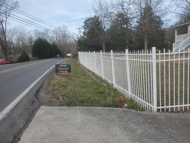 Soddy-Daisy, TN -
I installed a modern version of the classic spear style, Alternating Spear Top aluminum panels. These panels feature clean, sleek lines that surround the traditional spear picket, creating a look that is stately yet contemporary. Soddy-Daisy, TN -
I installed a modern version of the classic spear style, Alternating Spear Top aluminum panels. These panels feature clean, sleek lines that surround the traditional spear picket, creating a look that is stately yet contemporary.
