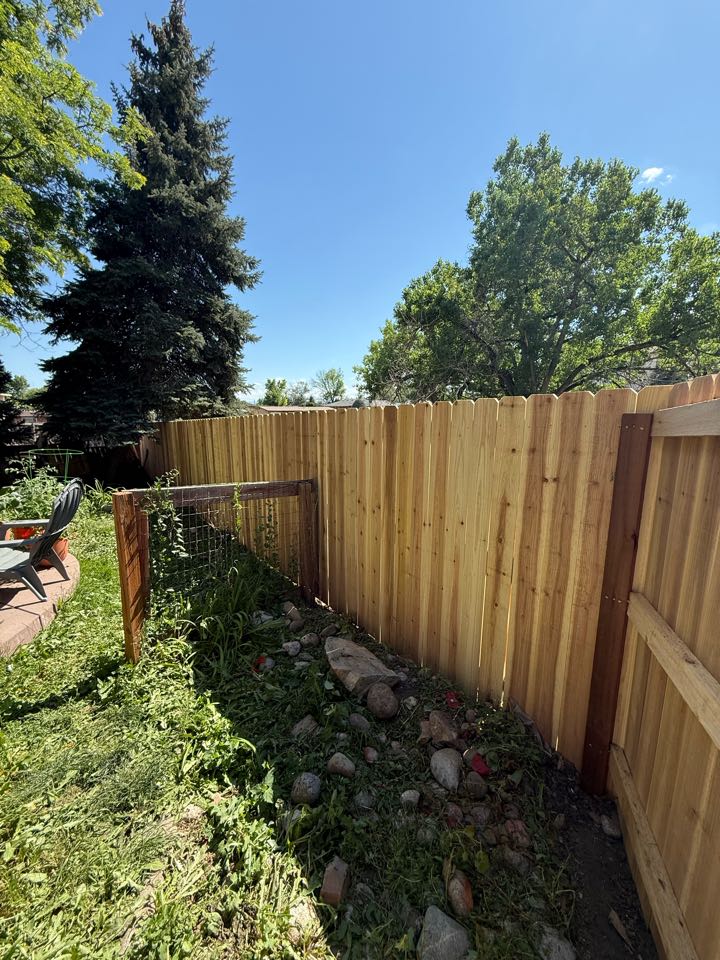 Top rail fence completed a 6H cedar privacy fence with 6” pickets in Westminster Colorado. The fence a gate turned out great and the customer couldn’t be more thrilled 