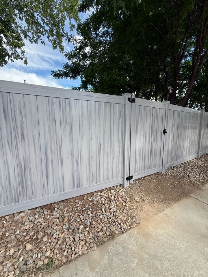 Top Rail fence just finished a beautiful 6 foot high vinyl fence install just in time for the 4th of July backyard bbq! The customer chose a costal cedar color which has the look and feel of wood but without the maintenance! The finished product turned out better than the customer could have dreamt of! 