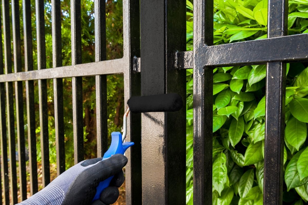 How to Paint a Metal Fence in Eight Steps