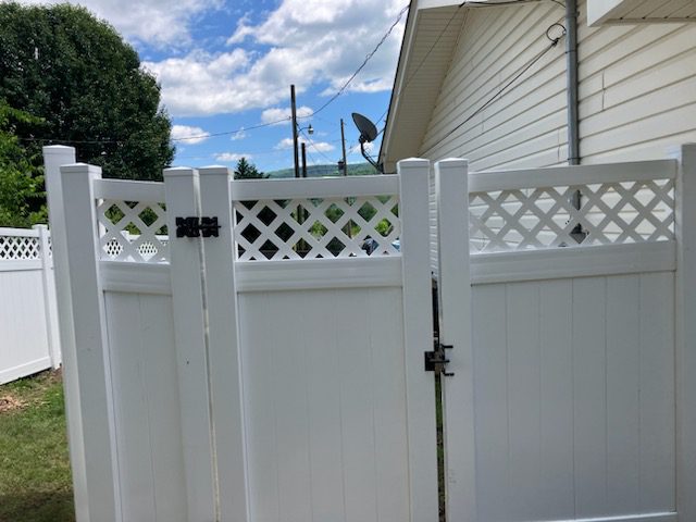 white vinyl lattice gate
